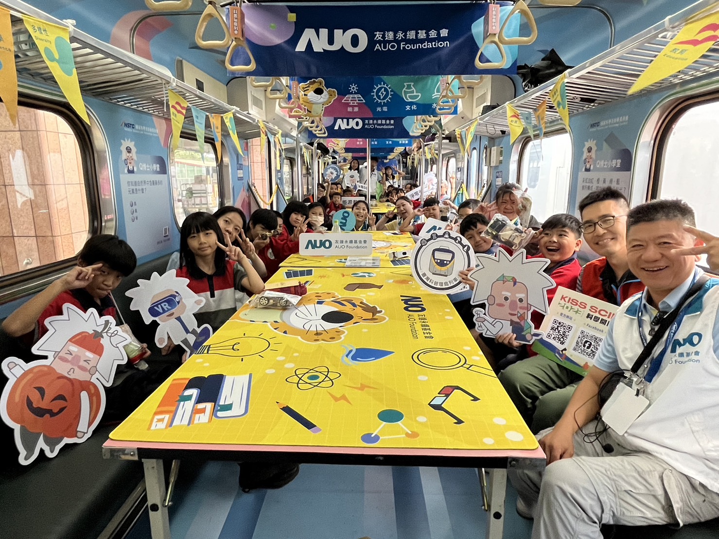 人生就是搏永續基金會參與「臺灣科普環島列車」，設計基礎科學車廂課程，以「淨零碳排和永續能源」為主題，讓學生透過創意實驗認識淨零知識，以及思考生活中的減碳行為